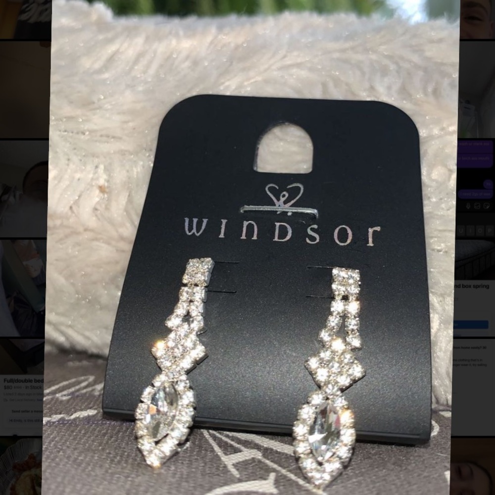 Cute dangling diamond earrings 💎